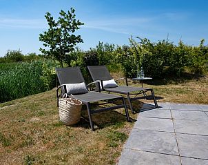 Relaxruimte in de tuin van Zandbank 04 | De Groote Duynen, Kamperland, met ligstoelen.