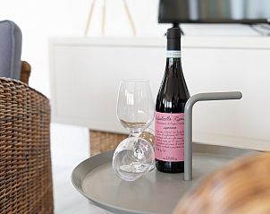 Fles wijn en glazen in de woonkamer van Zandbank 04 | De Groote Duynen, Kamperland.