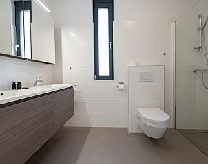 Stijlvolle badkamer in Zandbank 04 | De Groote Duynen, Kamperland, met inloopdouche.