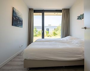 Lichte slaapkamer met kunstwerk in Zandbank 04 | De Groote Duynen, Kamperland.