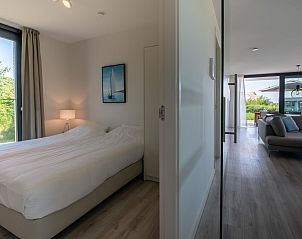 Slaapkamer met toegang tot woonkamer in Zandbank 04 | De Groote Duynen, Kamperland.