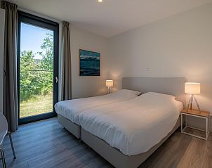 Lichte slaapkamer met tweepersoonsbed in Zandbank 04 | De Groote Duynen, Kamperland.