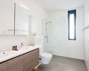 Luxe badkamer met dubbele wastafel in Zandbank 04 | De Groote Duynen, Kamperland.