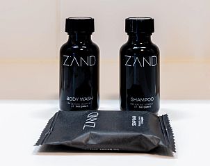 Verzorgingsproducten in badkamer van Zandbank 04 | De Groote Duynen, Kamperland.