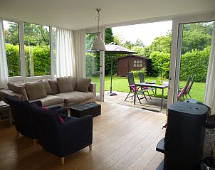 Woonkamer met uitzicht op tuin in Zwanenlaan 13 De Schotsman vakantiehuis Kamperland