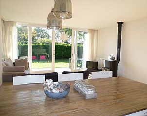 Eetkamer met houten tafel in vakantiehuis Zwanenlaan 13 De Schotsman Kamperland Zeeland