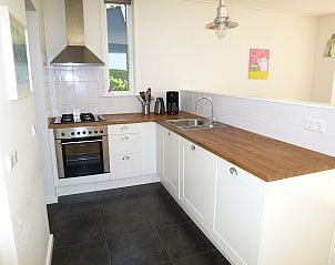 Stijlvolle badkamer met douche in Zwanenlaan 13 De Schotsman vakantiehuis Kamperland