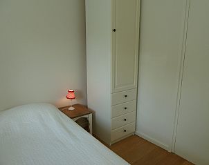 Verlichte kroonluchter in slaapkamer van Zwanenlaan 13 De Schotsman vakantiehuis Kamperland