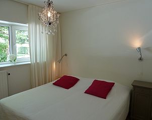 Comfortabele slaapkamer met nachtlampje in Zwanenlaan 13 De Schotsman vakantiehuis Kamperland