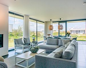Gemtliches Wohnzimmer im Ferienhaus Waterline 19, Kamperland, Zeeland mit Blick auf die Natur.