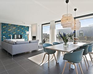 Modernes Esszimmer und Wohnzimmer im Bungalow Waterline 19, De Groote Duynen, Zeeland.