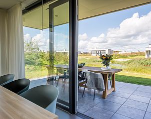 Gerumige Terrasse des Ferienhauses Waterline 19, Kamperland mit Blick auf die grne Umgebung.