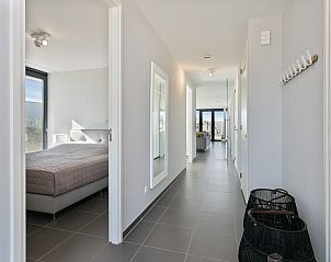 Helle Diele im Bungalow Waterline 19, Kamperland mit Zugang zum Schlafzimmer und Wohnzimmer.