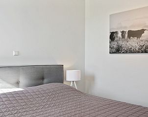 Schlafzimmer mit Kunst an der Wand im Ferienhaus Waterline 19, De Groote Duynen, Zeeland.