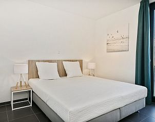 Schlafzimmer mit Doppelbett im Bungalow Waterline 19, Kamperland, Zeeland.