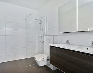 Modernes Badezimmer im Ferienhaus Waterline 19, De Groote Duynen mit begehbarer Dusche.