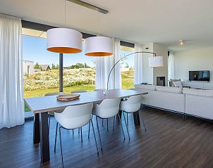 Eetkamer in Waterlijn 42 | De Groote Duynen, Kamperland, vakantiehuis, met uitzicht op de groene omgeving in Noord-Beveland, Zeeland.