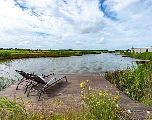 Priv aanlegsteiger bij Waterlijn 42 | De Groote Duynen, vakantiehuis, Kamperland, met uitzicht op het water in Noord-Beveland, Zeeland.