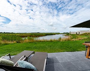 Lounge stoelen bij Waterlijn 42 | De Groote Duynen, Kamperland, vakantiehuis met uitzicht op het water in Noord-Beveland, Zeeland.