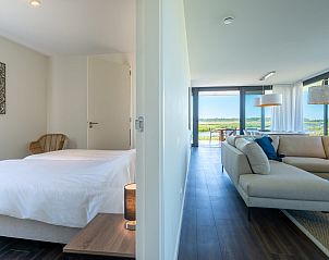 Slaapkamer in Waterlijn 42 | De Groote Duynen, Kamperland, vakantiehuis met uitzicht op de tuin in Noord-Beveland, Zeeland.