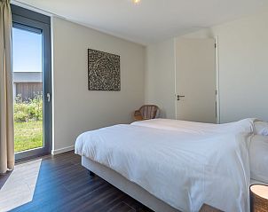 Lichte slaapkamer in Waterlijn 42 | De Groote Duynen, Kamperland, vakantiehuis met comfortabel bed in Zeeland.