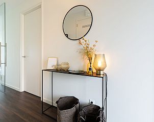 Ingang met decoratie in Waterlijn 42 | De Groote Duynen, Kamperland, vakantiehuis met stijlvolle details in Noord-Beveland, Zeeland.