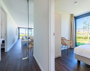 Gang met toegang tot kamers in Waterlijn 42 | De Groote Duynen, Kamperland, vakantiehuis met moderne inrichting in Zeeland.