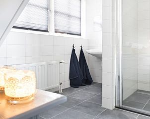 Modernes Badezimmer in Groeneweg 4 | Lndliches Ferienhaus, Kamperland, mit Glasdusche, Noord-Beveland, Zeeland.