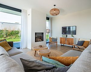 Comfortabele zithoek in Duinvallei 43, vakantiehuis in Kamperland, met moderne inrichting en uitzicht op de tuin.