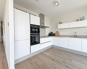 Moderne keuken in Duinvallei 43, bungalow in De Groote Duynen, Kamperland, met strakke witte afwerking.