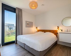 Tweede slaapkamer in Duinvallei 43, bungalow in Kamperland, met tweepersoonsbed en natuurlijke lichtinval.