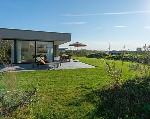 Voorzijde van Duinvallei 43, vakantiehuis in Kamperland, met strak design en groene omgeving.