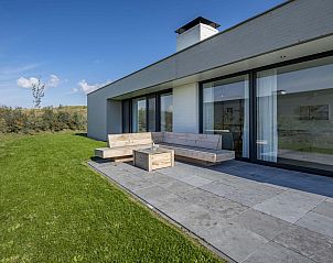 Terras met houten bank bij Duinvallei 43, bungalow in Kamperland, ideaal voor ontspanning in de natuur.