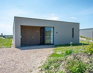 Entree van Duinvallei 43, bungalow in Kamperland, Noord-Beveland, met modern design en natuurlijke omgeving.