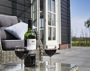 Gezellig terras bij VZ2302 Boerderijwoning in Kamperland, vakantiehuis met uitzicht op het platteland in Zeeland.