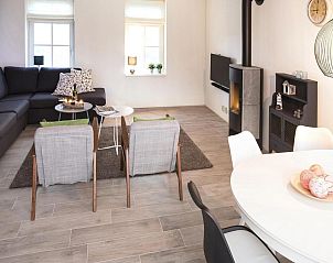 Stijlvolle woonkamer van VZ2302 Boerderijwoning in Kamperland, vakantiehuis met comfortabele inrichting in Zeeland.