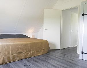 Ruime slaapkamer van VZ2302 Boerderijwoning in Kamperland, vakantiehuis met serene sfeer in Zeeland.