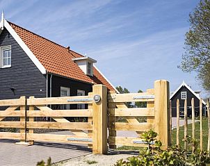 Toegangspoort van VZ2302 Boerderijwoning in Kamperland, vakantiehuis met landelijke omheining in Zeeland.