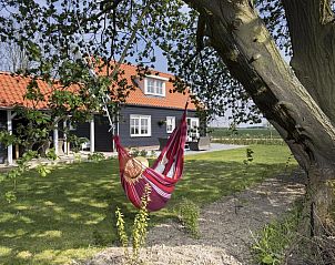 Landelijke weg naar VZ2302 Boerderijwoning in Kamperland, vakantiehuis in de serene omgeving van Noord-Beveland, Zeeland.