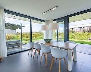 Moderne woonkamer van Duinvallei 19 in De Groote Duynen, Kamperland, met comfortabele banken