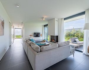 Gezellig terras van Duinvallei 19 vakantiehuis in Kamperland met houten eettafel en ligstoelen