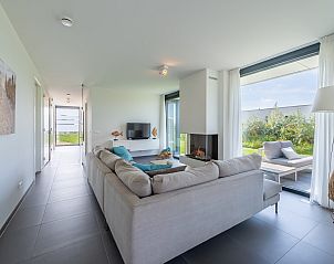 Ruime buitenruimte van Duinvallei 19 in De Groote Duynen, Kamperland, met comfortabele zitbanken