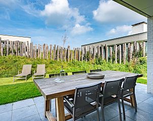 Stijlvolle buitenkant van Duinvallei 19 bungalow in Kamperland, Zeeland met groene omgeving