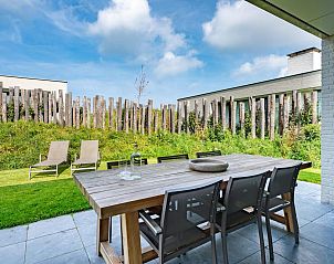 Zonnig terras van Duinvallei 19 vakantiehuis in De Groote Duynen, Kamperland met tuinzicht