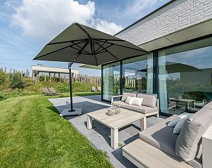 Moderne keuken van Duinvallei 19 vakantiehuis in Kamperland met strakke witte kasten