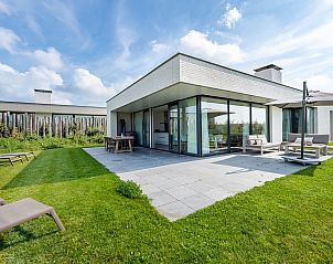 Terras met parasol bij Duinvallei 19 vakantiehuis in Kamperland, ideaal voor ontspanning