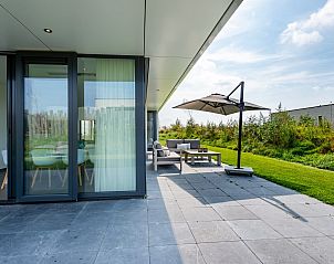 Keuken en gang van Duinvallei 19 in De Groote Duynen, Kamperland met moderne inrichting