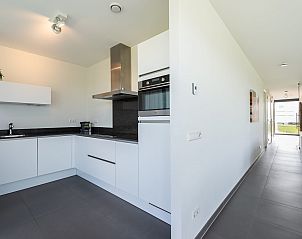 Slaapkamer met ensuite badkamer in Duinvallei 19 bungalow, Kamperland, ideaal voor rust