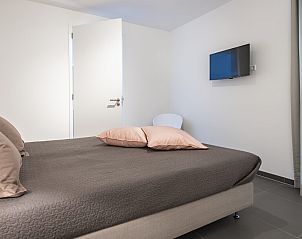 Moderne badkamer in Duinvallei 19 vakantiehuis, Kamperland, met ruime douche en wastafel