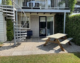 Veranda met picknicktafel bij Ostrea 16 vakantiehuis, Roompot Beach Resort, Kamperland, Zeeland.